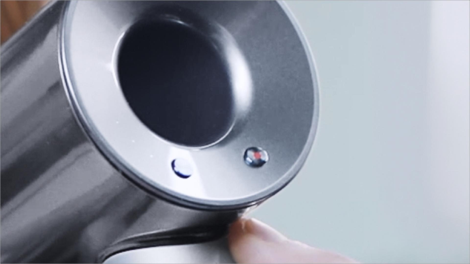 Botón de control de temperatura en la secadora de cabello profesional Dyson Supersonic™