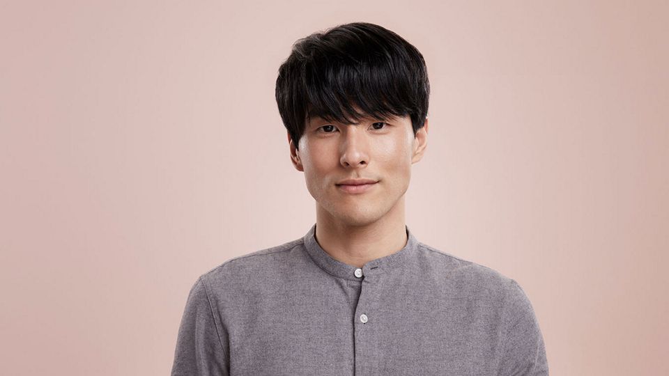Männliches Model mit koreanisch inspiriertem, voluminösen Style