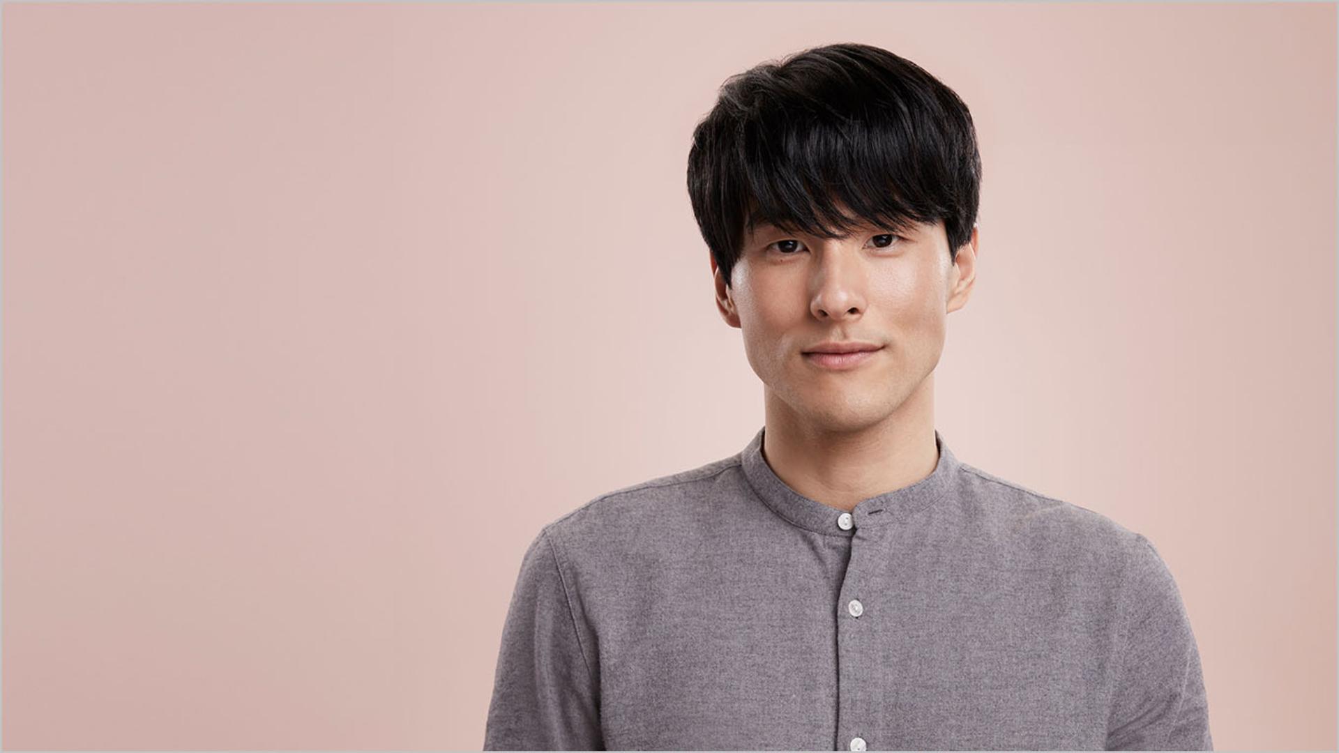 Modelis vyras su korėjietiško stiliaus suteikiant apimties šukuosena, sukurta naudojant „Dyson Supersonic“