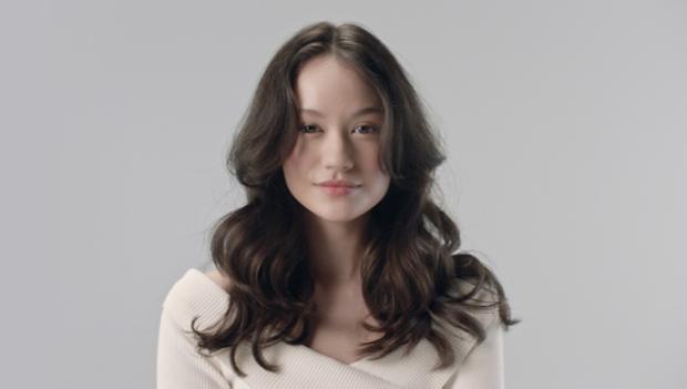 Video showing how to create soft curls.