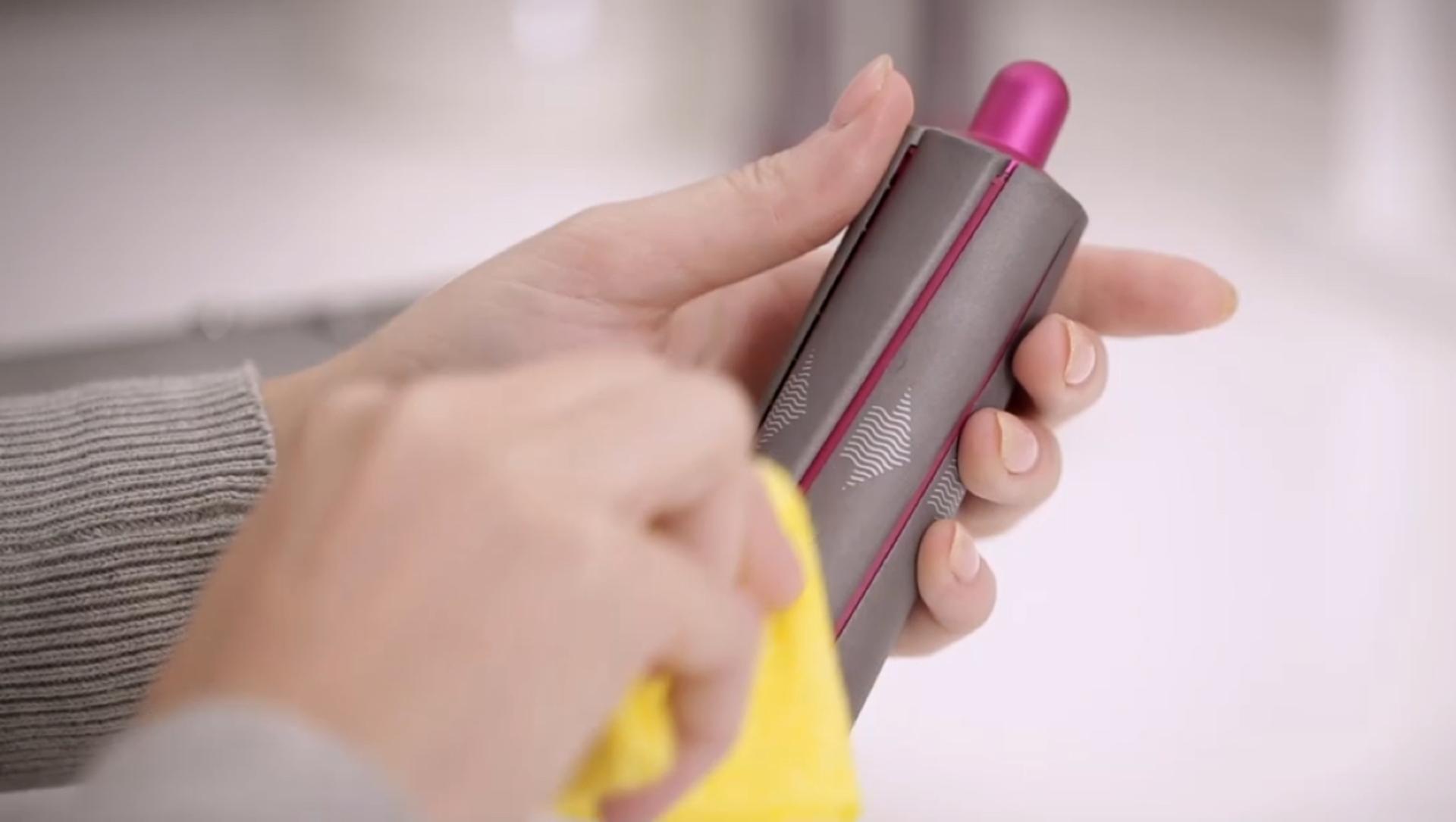 Video showing how to clean the Dyson Airwrap styler's attachments 