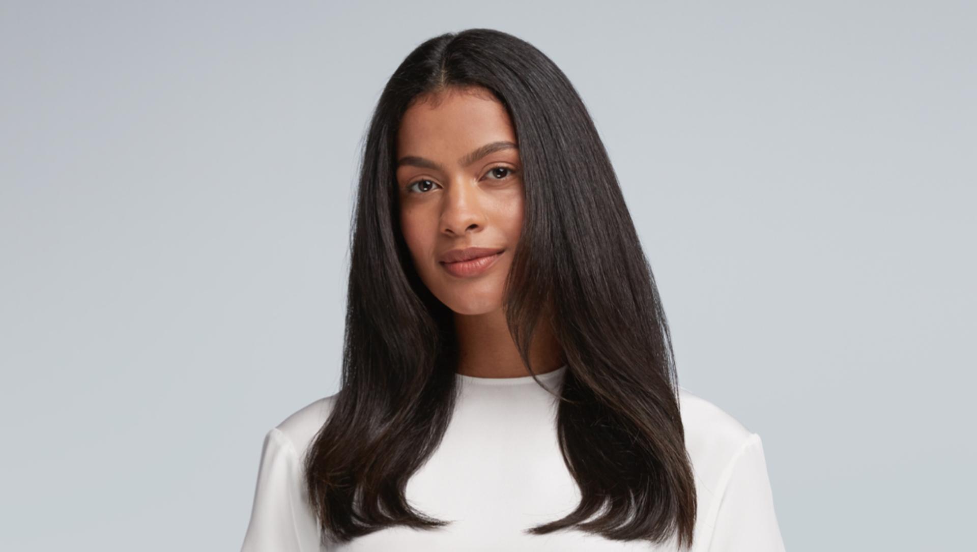 Saçın kökünden ucuna kadar pürüzsüz, şık bir saç şeklinin nasıl oluşturulacağını gösteren video.