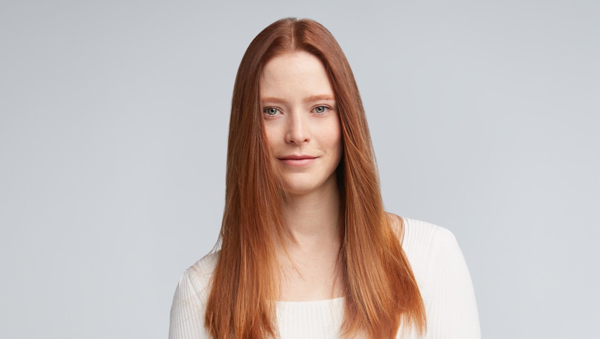 Dokulu, doğal görünümlü hacimli saç için saçınızı nasıl şekillendireceğinizi ve kaldıracağınızı gösteren video.