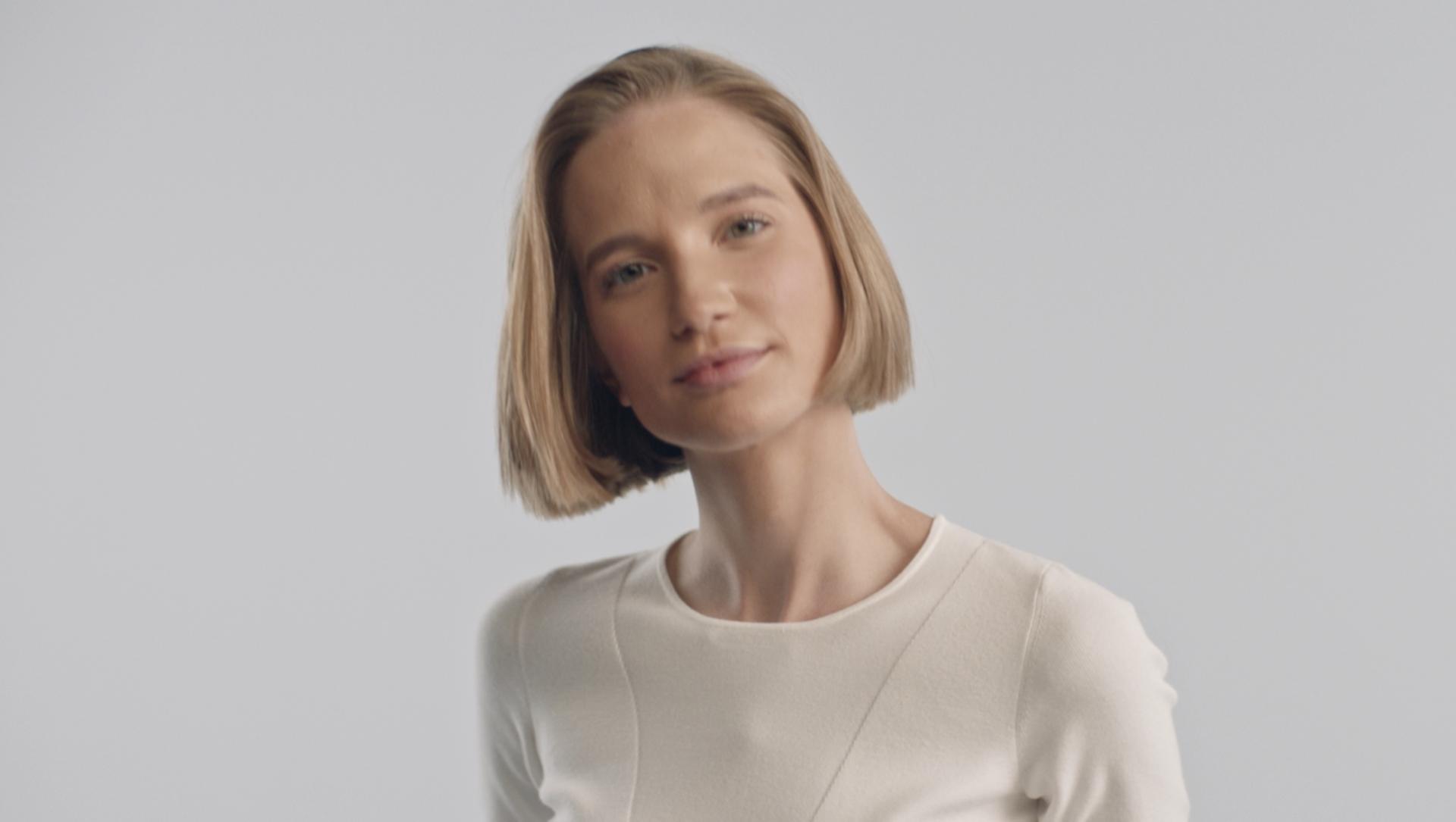 Kısa saçları ve kahkülleri nasıl kolaylıkla şekillendireceğinizi gösteren video.