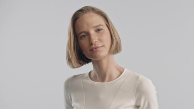 Video showing how to style shorter hair and fringes with ease.