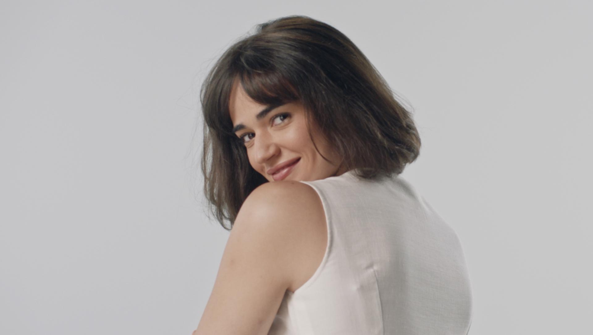 Daha pürüzsüz, daha düz bir saç şeklinin nasıl oluşturulacağını gösteren video.