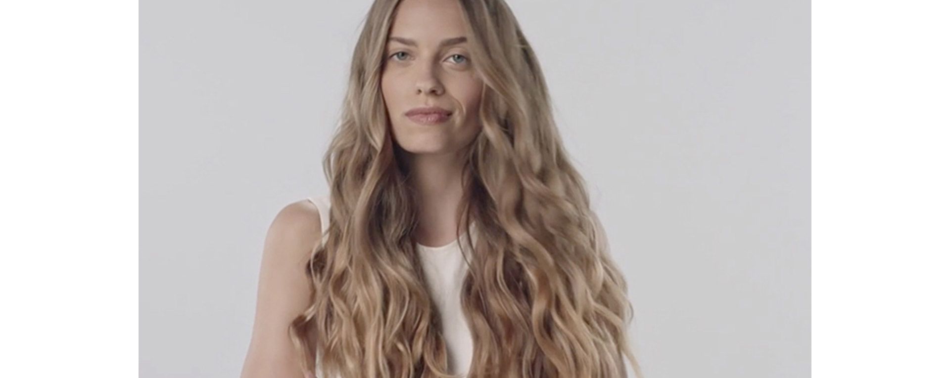 Model mit Beach Waves