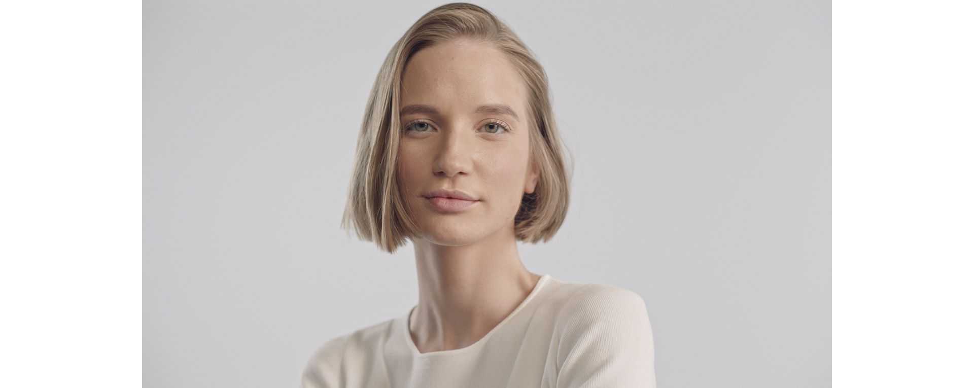 Video che mostra come creare uno stile liscio e definito su capelli corti o di media lunghezza con lo styler Dyson Airwrap