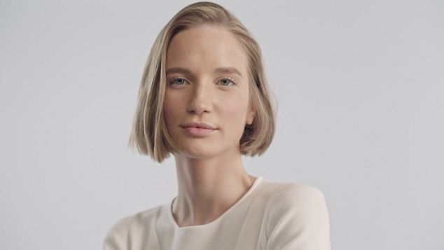 Model mit geschmeidig gestyltem Haar