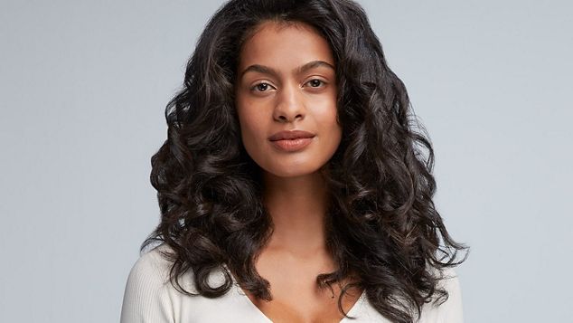 Model mit voluminösen Locken