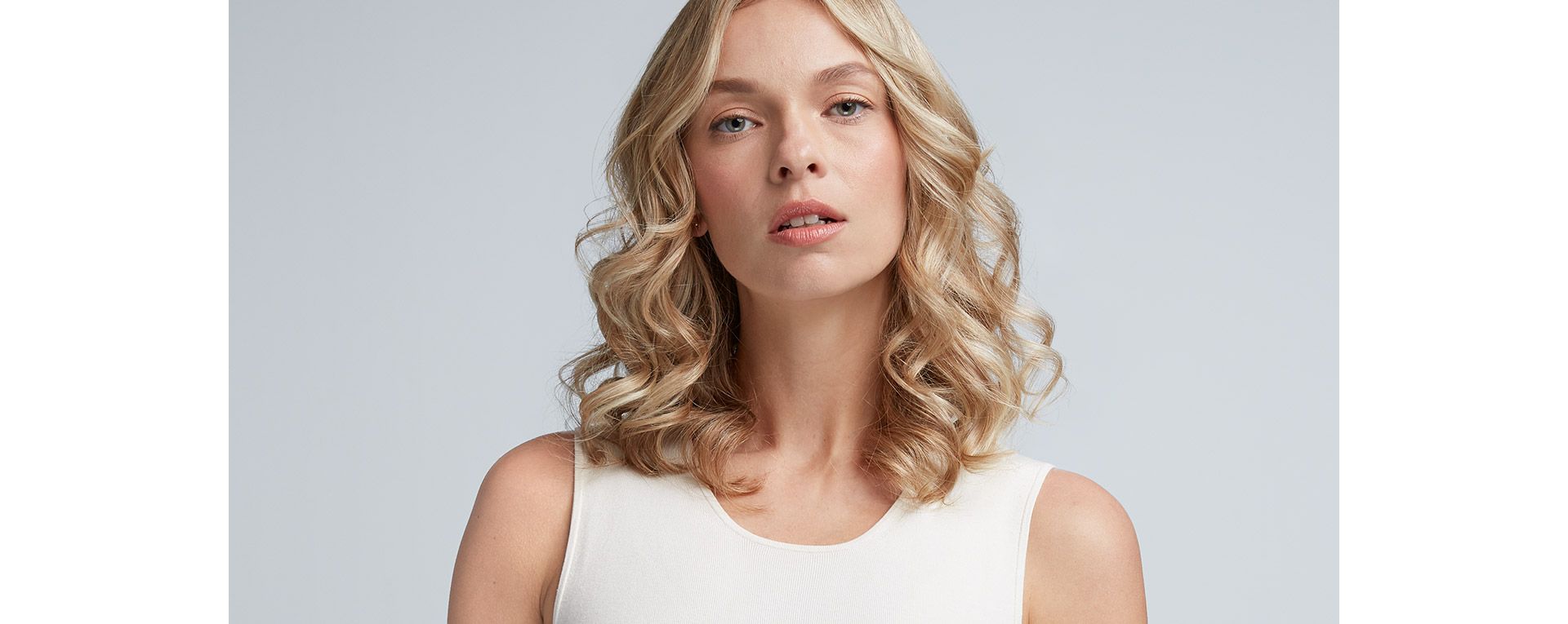 Model mit klassischen Locken