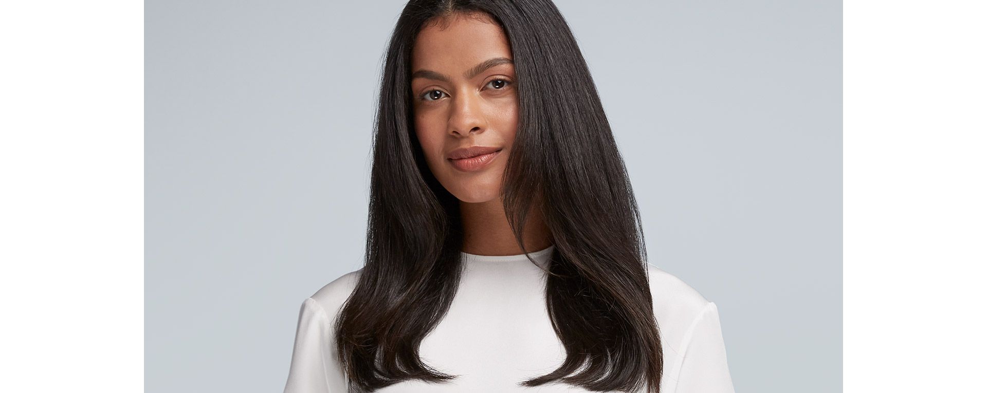 Model mit geschmeidig-glattem Haar