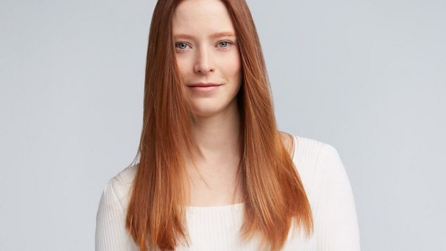 Model mit geschmeidig-glattem Haar