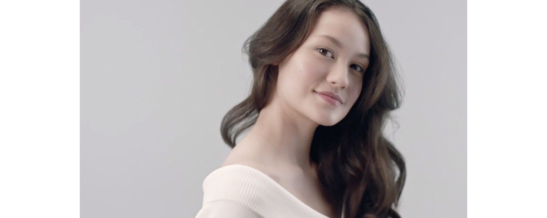 Model mit sanft fallenden Locken