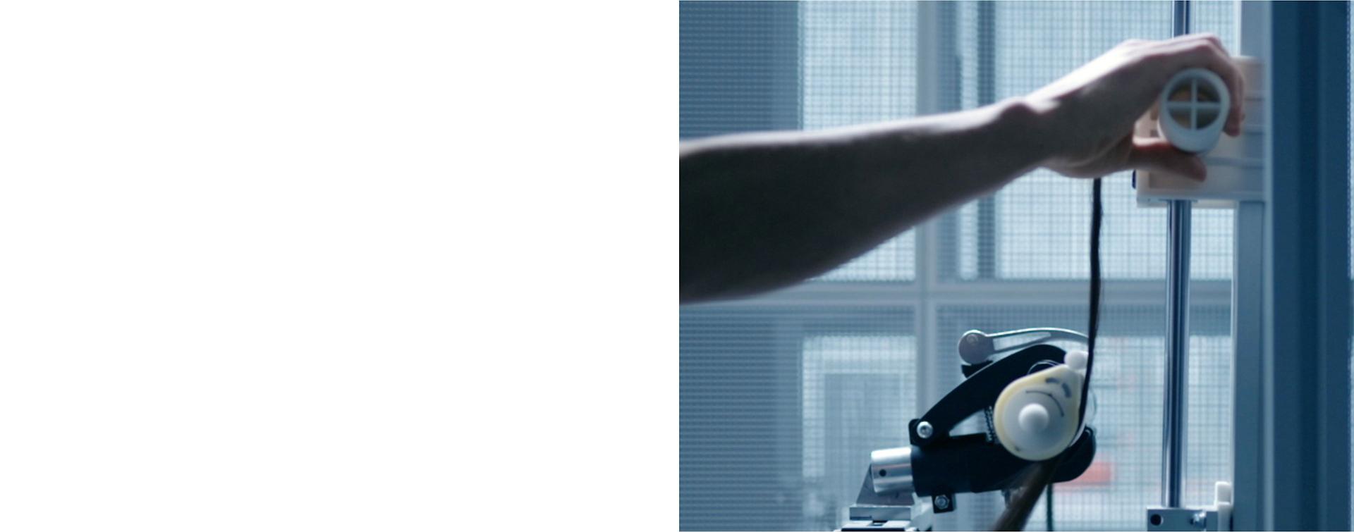 工程師正測試產品。