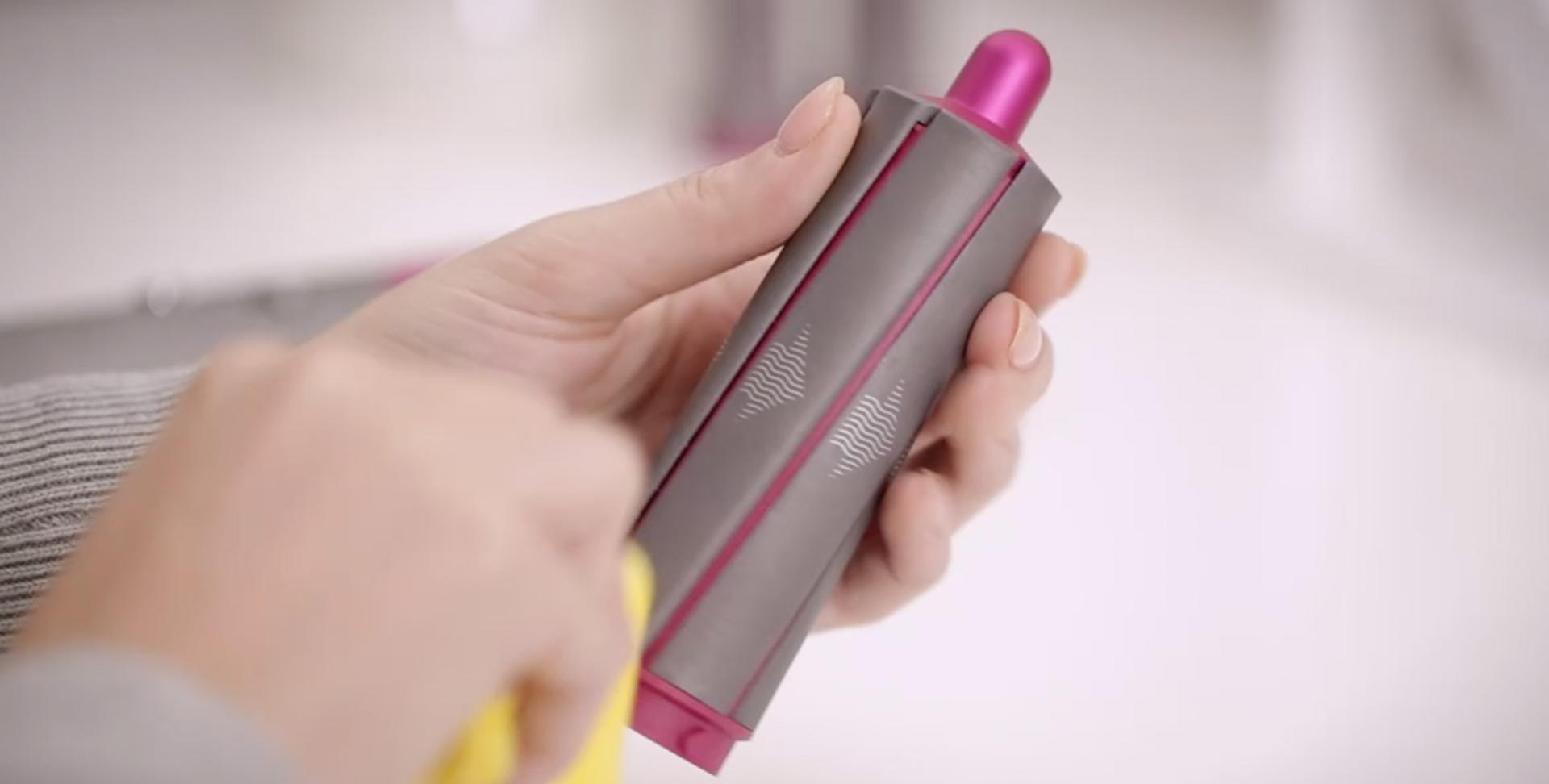 Videoclip demonstrând curățarea accesoriilor aparatului de coafat Airwrap™