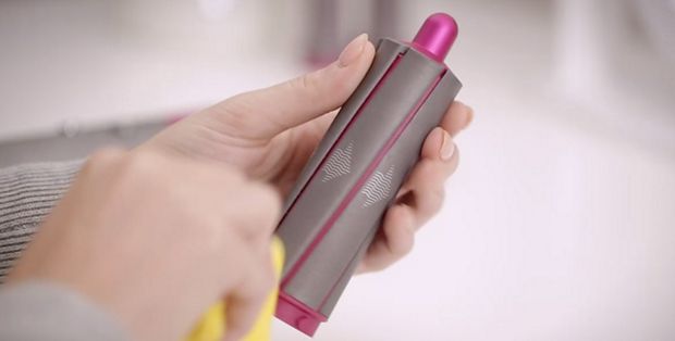 Videoclip demonstrând curățarea accesoriilor aparatului de coafat Airwrap™ 