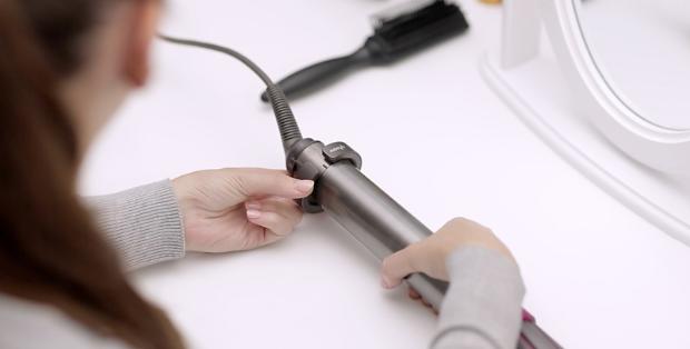 Videoclip demonstrând curățarea filtrului aparatului de coafat Airwrap™