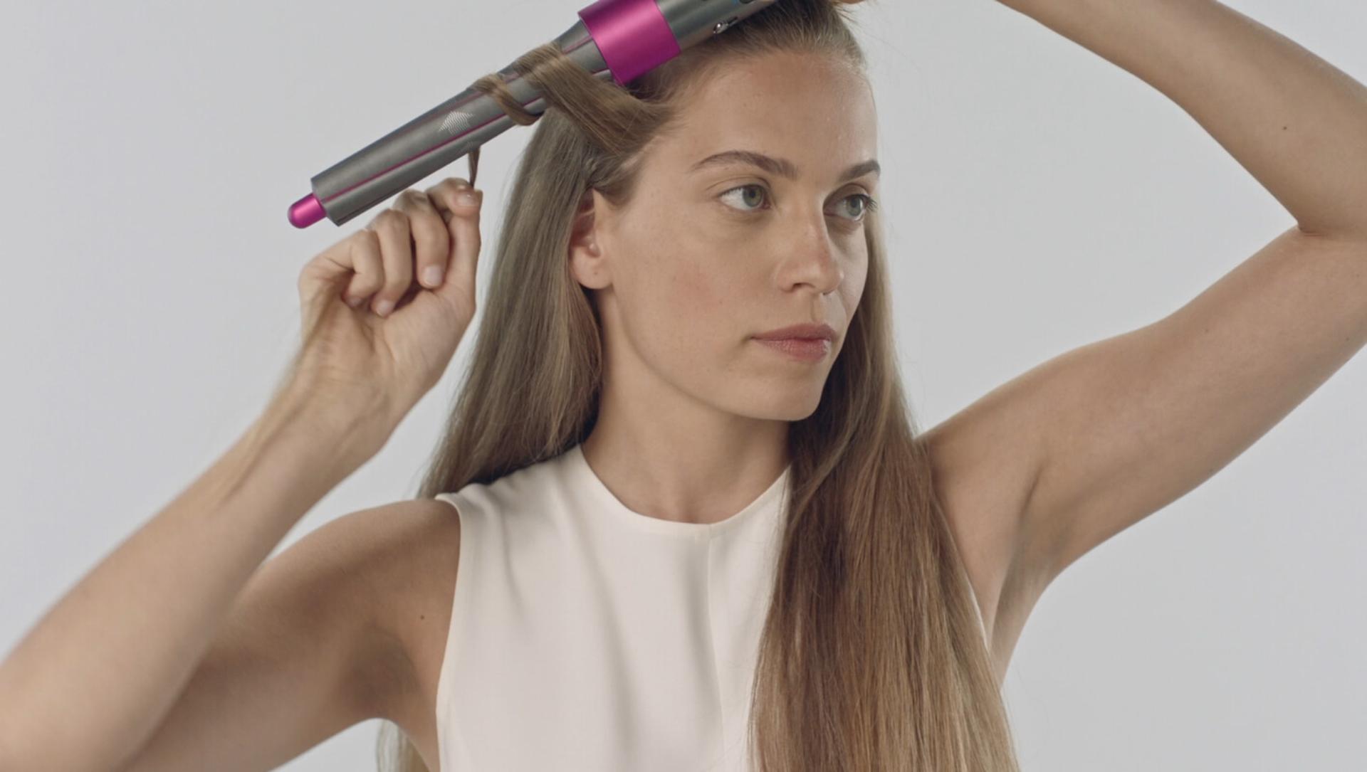 Videoclip demonstrând folosirea barelor de ondulare de 30 mm Airwrap™