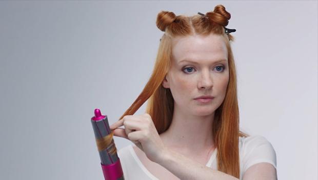 Videoclip demonstrând folosirea barelor de ondulare de 40 mm Airwrap™