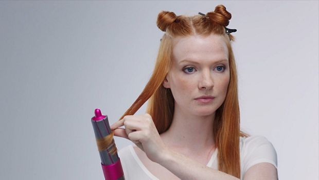 Videoclip demonstrând folosirea barelor de ondulare de 40 mm Airwrap™