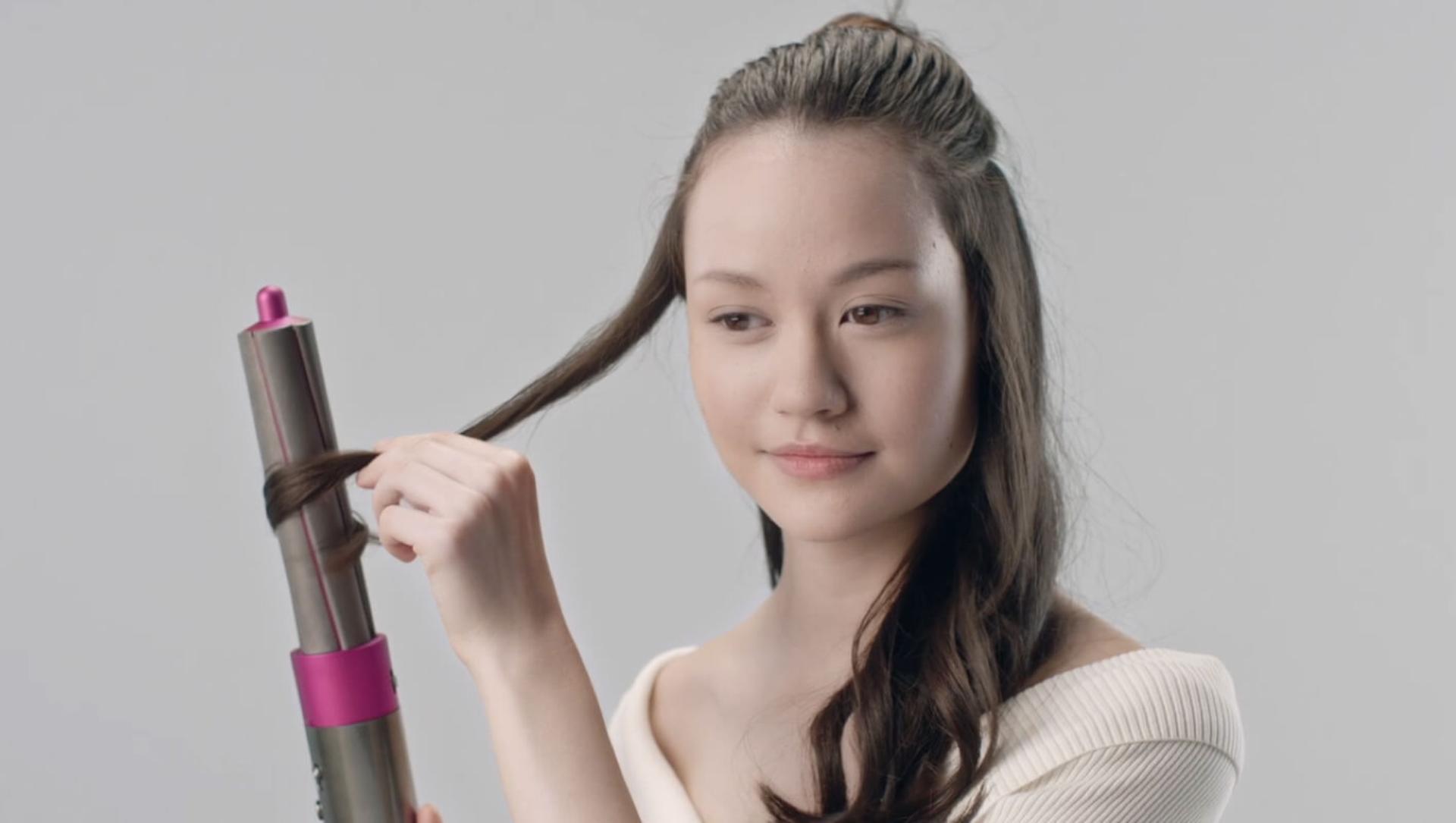 Videoclip demonstrând folosirea barelor de ondulare de 40 mm Airwrap™