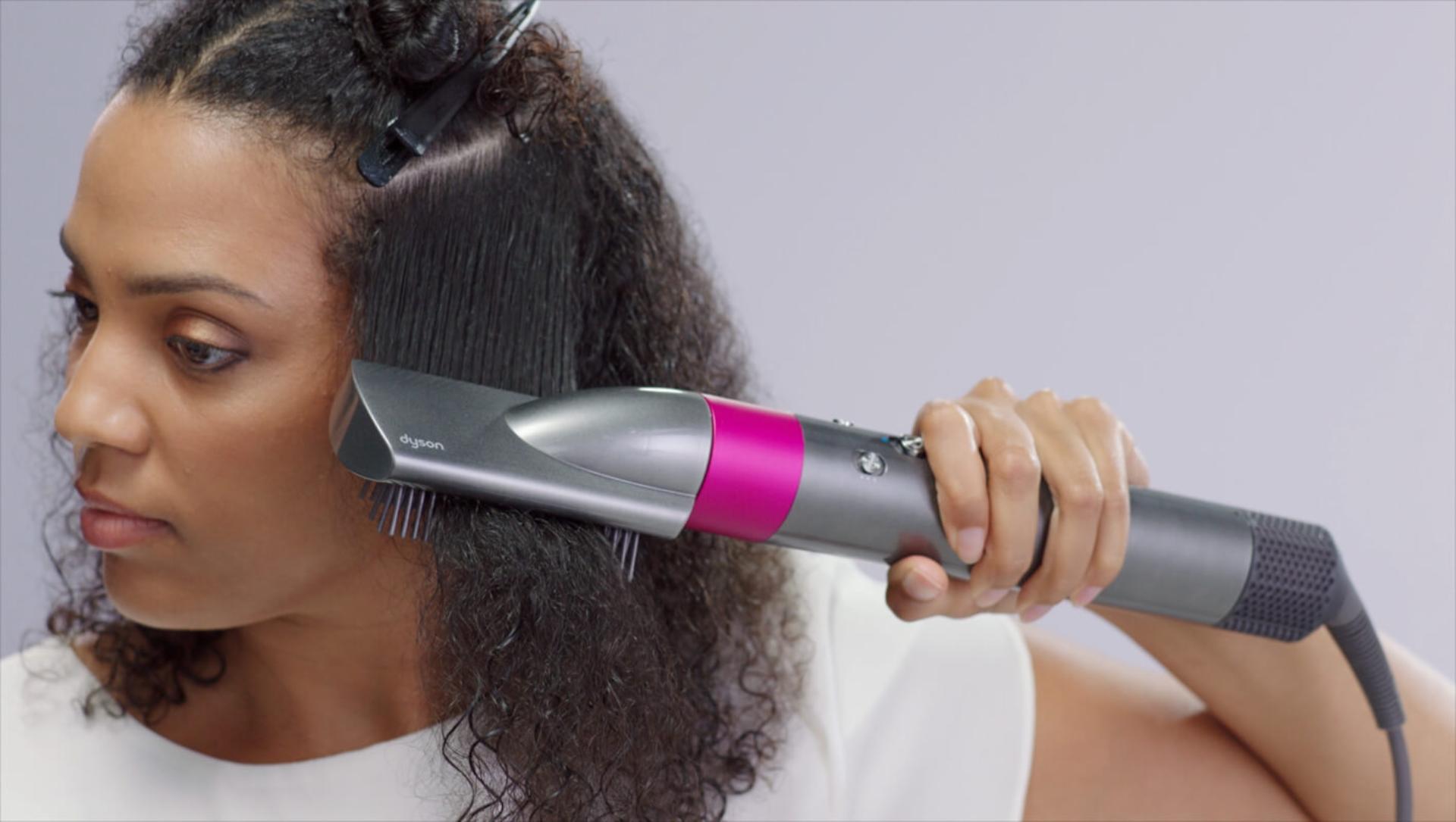 A kemény simító hajkefék használatát bemutató videó 
