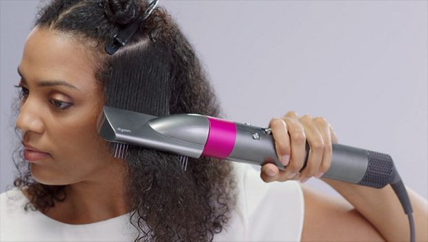 Videoclip demonstrând folosirea periei ferme de netezire 