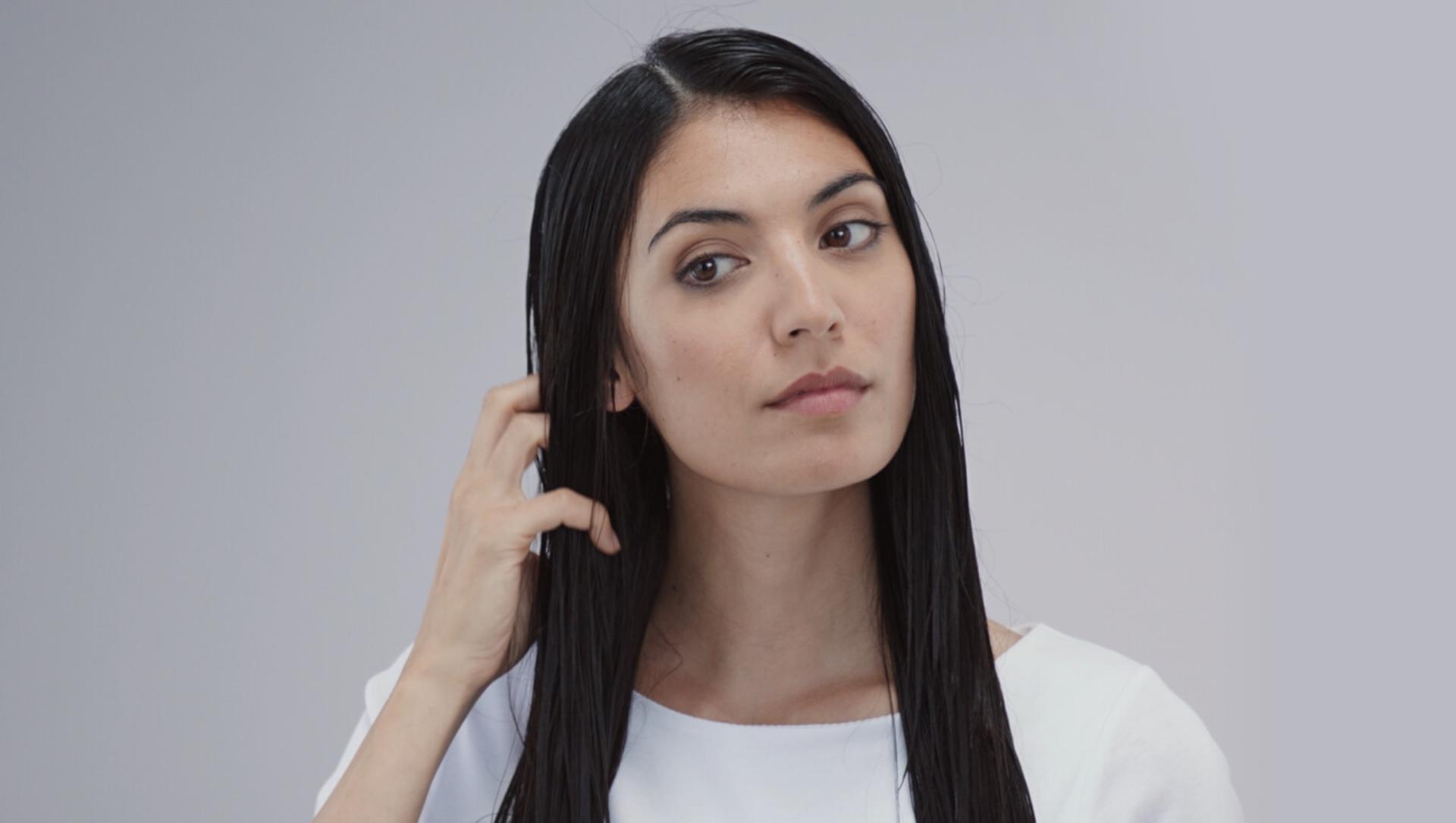 O femeie cu părul ud