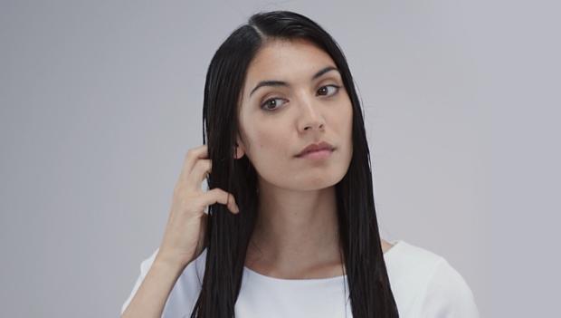 O femeie cu părul ud