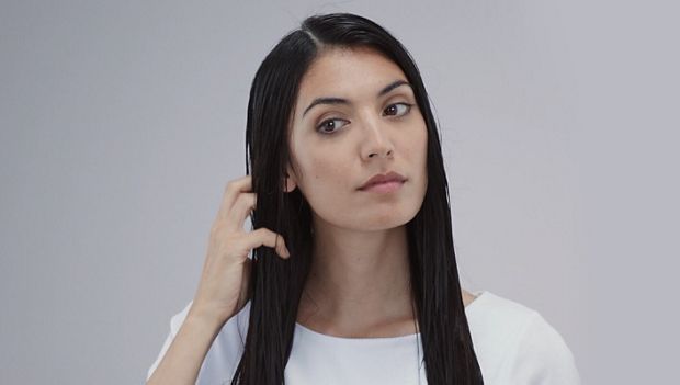 O femeie cu părul ud 