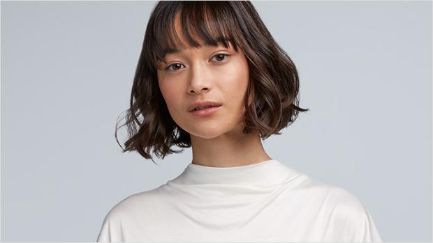 Model with wavy bob