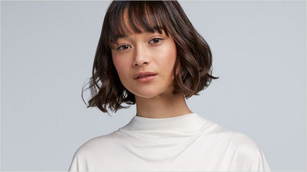 Model with wavy bob