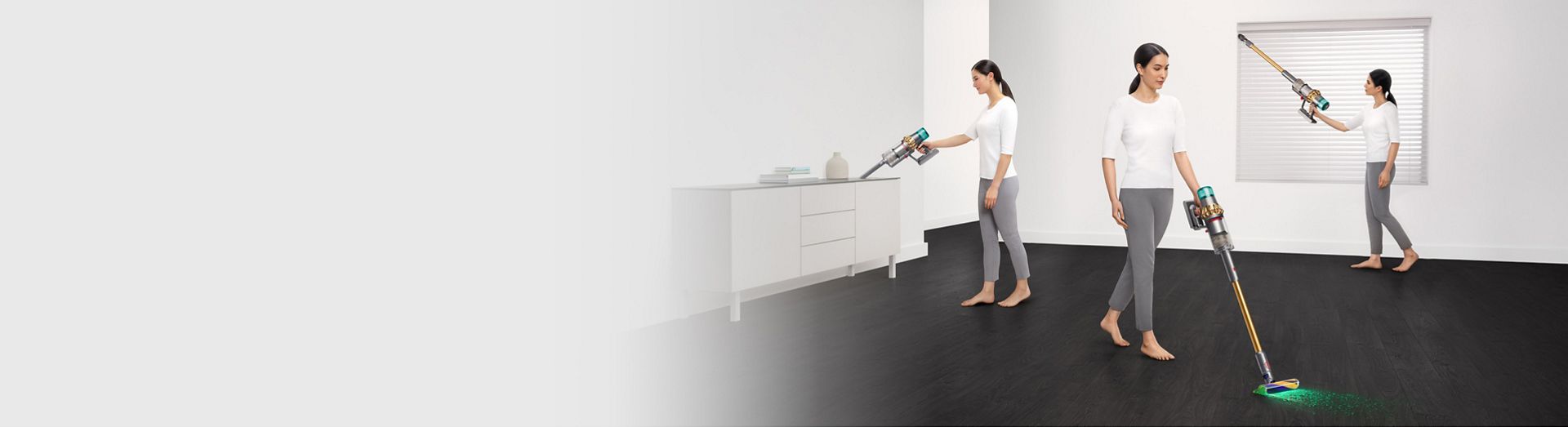 Une femme nettoyant différentes parties d’une maison avec l’aspirateur Dyson V15 Detect et la brosse lumineuse.