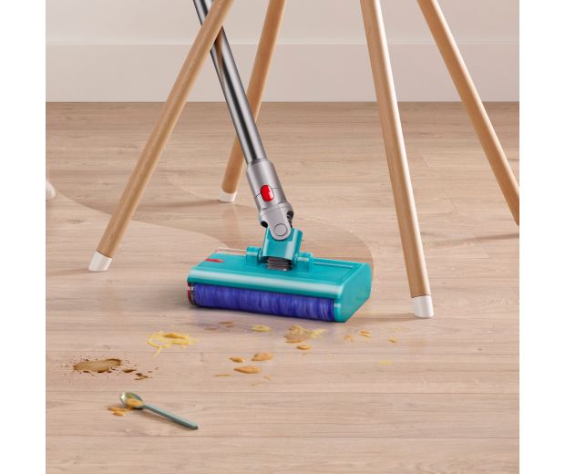 Dyson submarine sprzątający podłogę pod krzesłem
