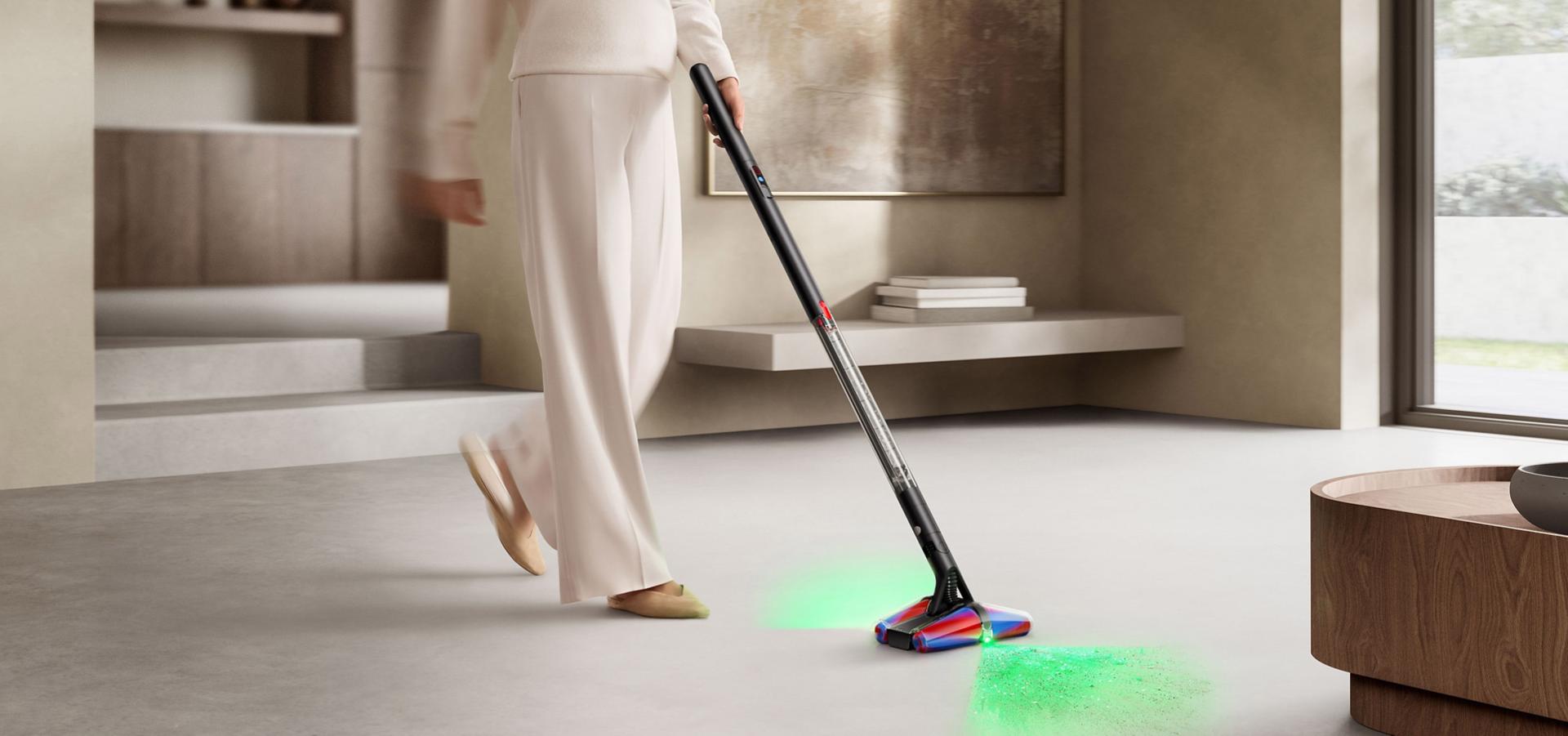 다이슨 PencilVac™ 펜슬백 청소기로 바닥의 먼지를 청소하는 모습