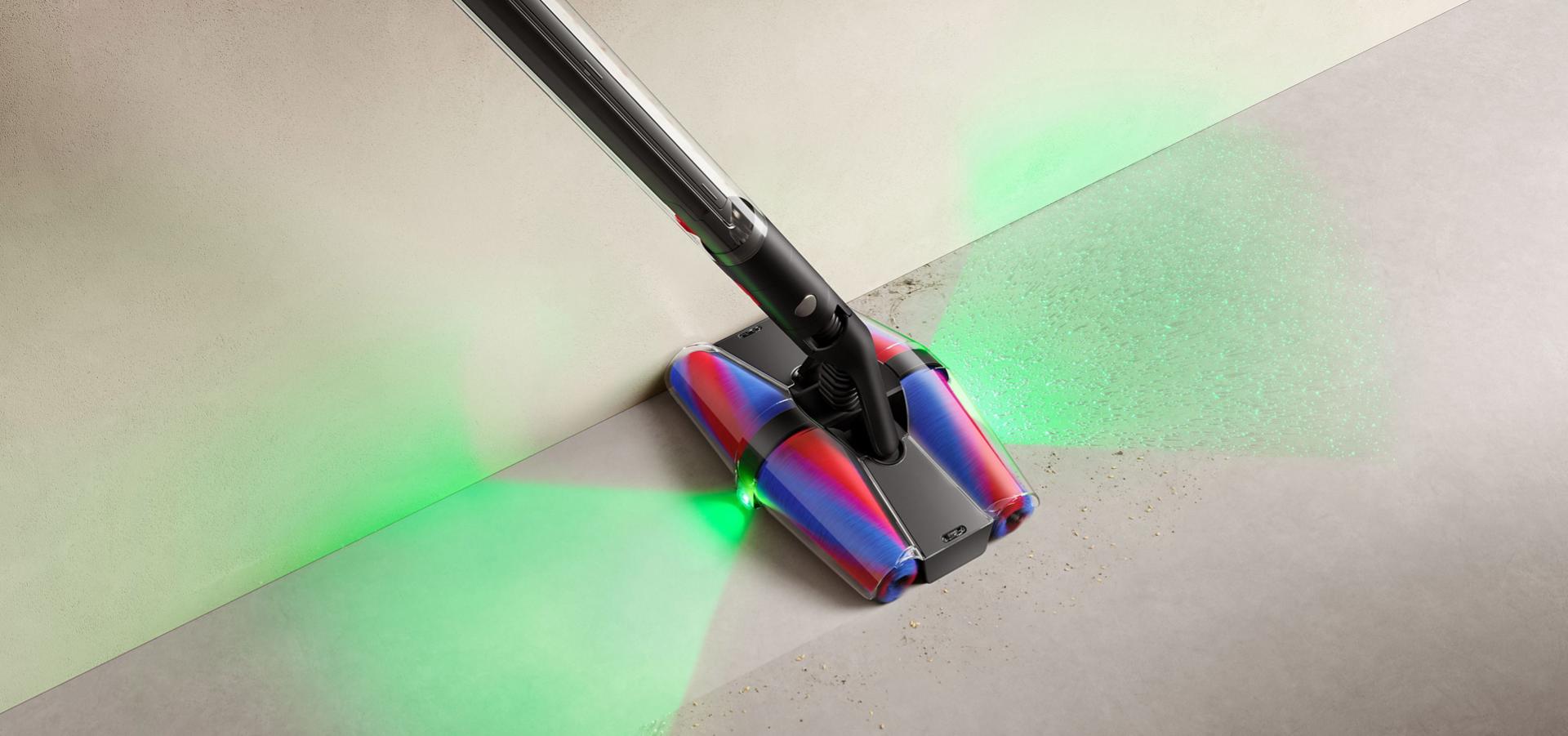 다이슨 PencilVac™ 펜슬백 청소기로 바닥의 먼지를 비춰서 이물질을 청소하는 모습