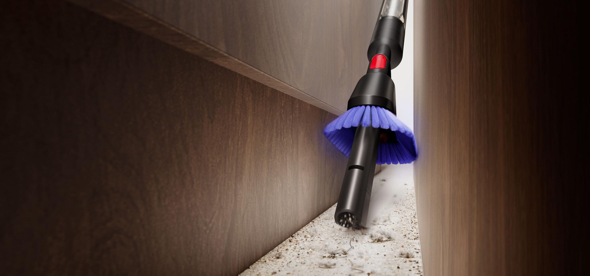 다이슨 PencilVac™ 펜슬백 청소기로 좁은 틈새를 청소하는 모습