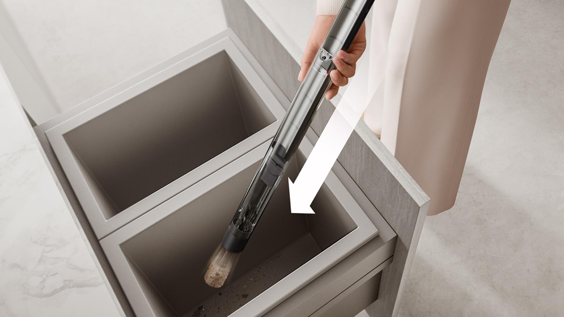 다이슨 pencilVac™ 먼지통을 비우는 모습