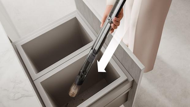 다이슨 pencilVac™ 먼지통을 비우는 모습
