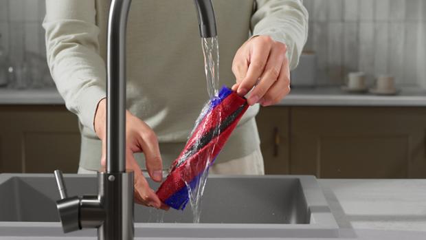 Thumbnail of a film showing the fluffy cleaner head being cleaned