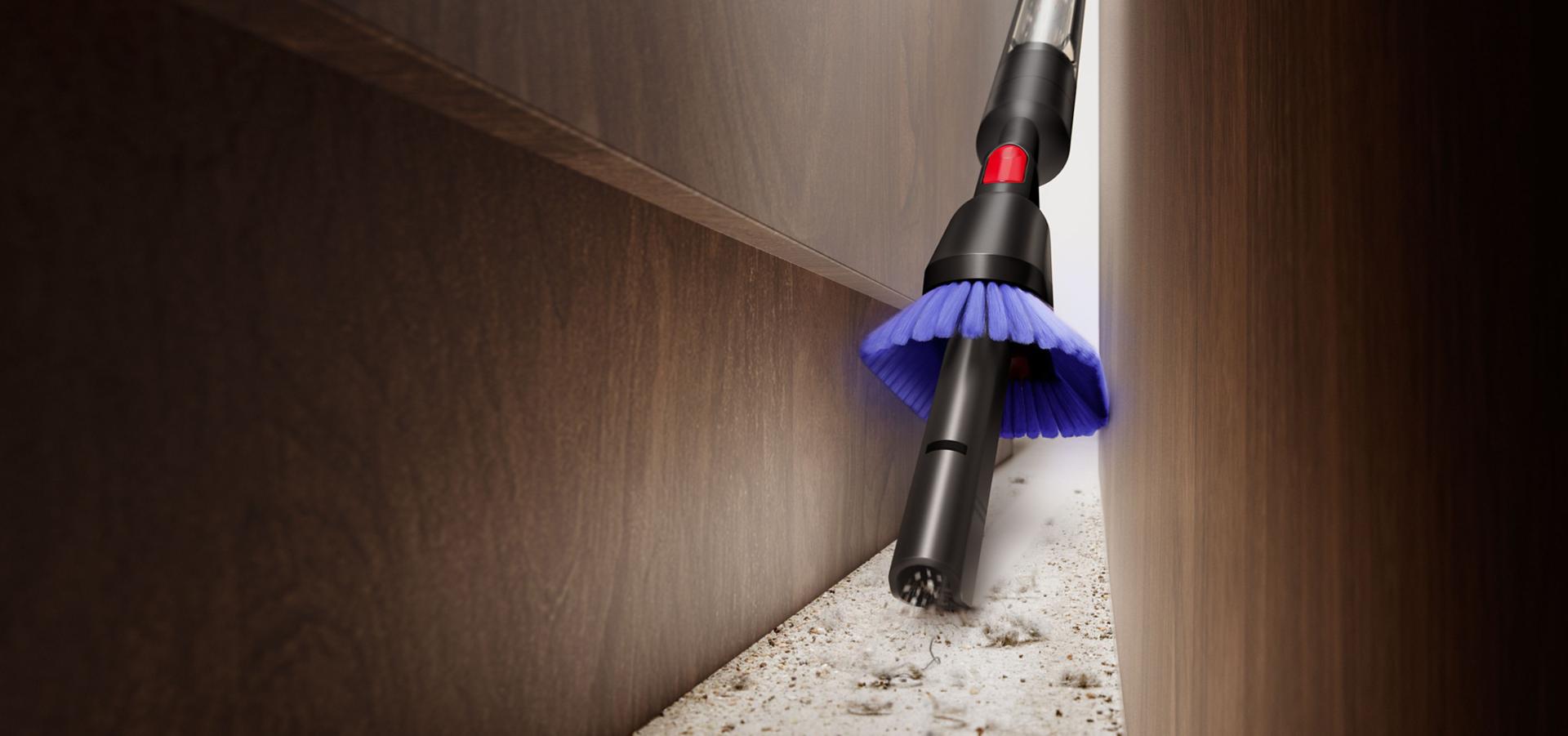 다이슨 PPencilVac™ 펜슬백 청소기로 좁은 틈새를 청소하는 모습