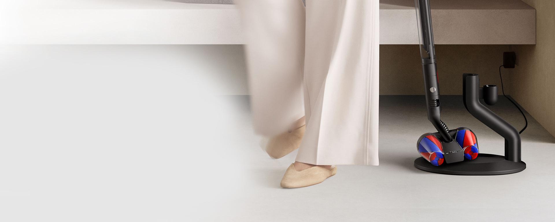 A Dyson PencilVac készüléket a töltődokkolójára helyezik.