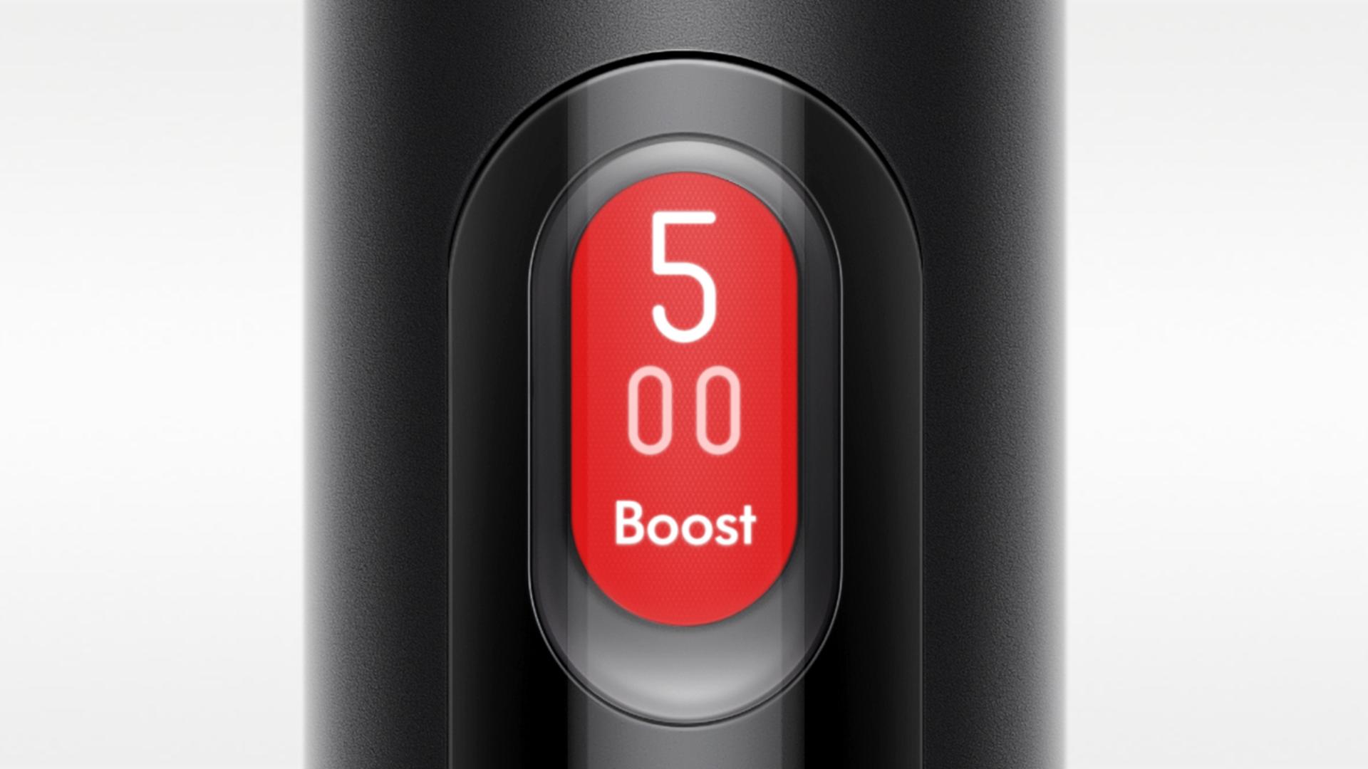 A Dyson PencilVac készülék LCD-kijelzőjének közeli képe, amelyen az 5-ös szám és a Boost szimbólum látható.
