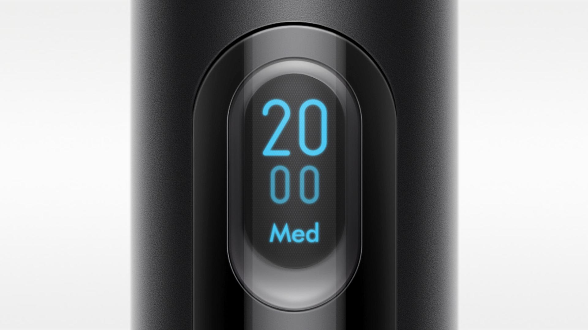 A Dyson PencilVac készülék LCD-kijelzőjének közeli képe, amelyen a 20-as szám és a közepes szimbólum látható.