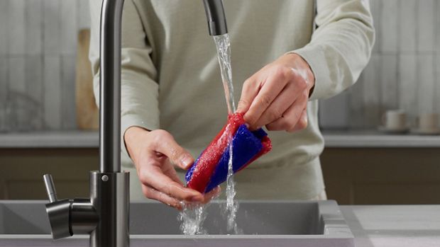 Thumbnail of a film showing the fluffycones cleaner head being cleaned