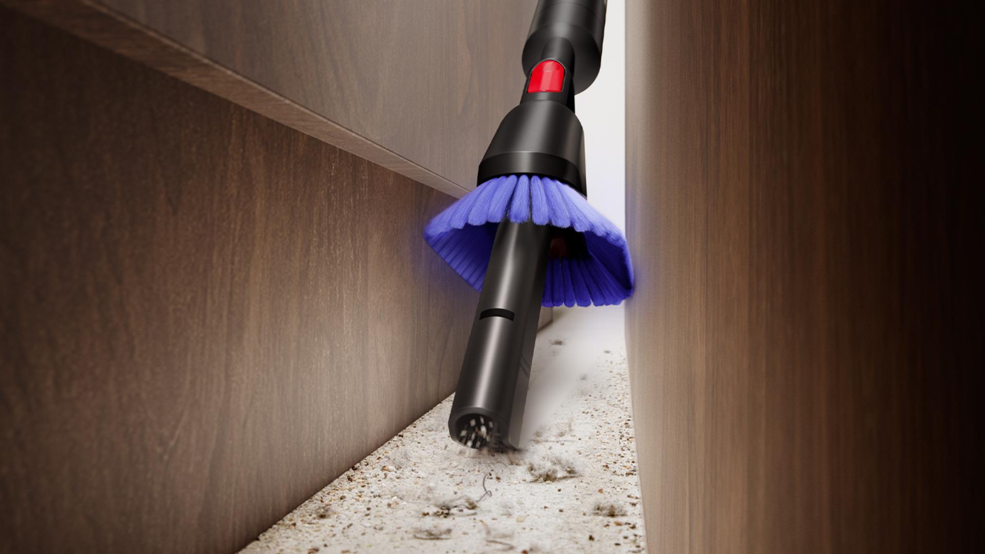 A Dyson PencilVac készüléket a kombinált résszívó fejjel használják egy lenti rés kitakarítására.