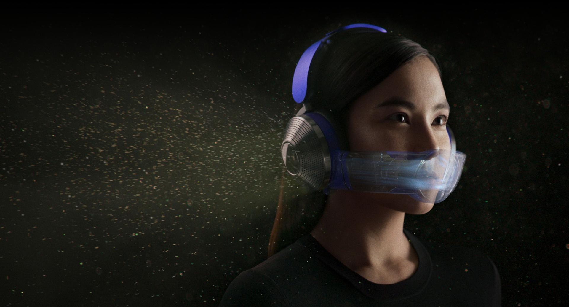 Kobieta używająca słuchawek Dyson Zone z funkcją oczyszczania powietrza