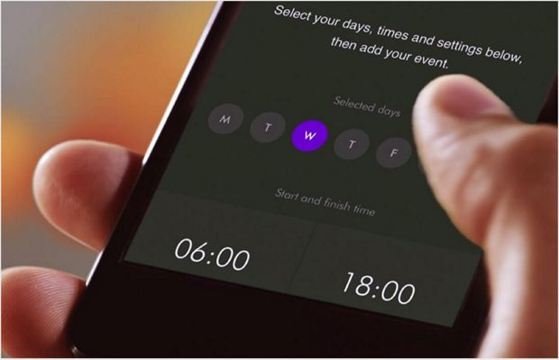Person scheduling their machine using the Dyson Link app