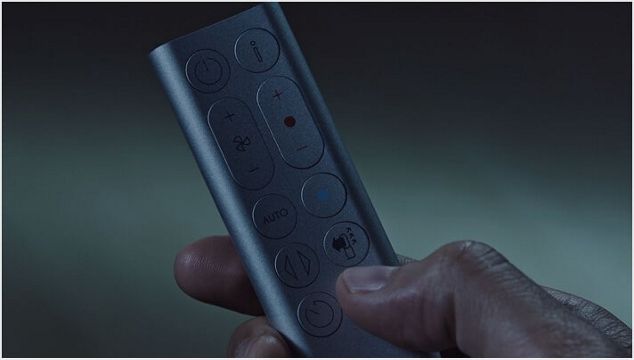 Una persona che imposta il timer modalità notturna utilizzando il telecomando